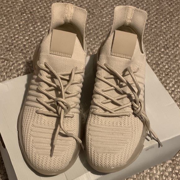 Cushionaire Shoes - WOMANS CUSHIONAIRE MEMORY FOAM SNEAKERS.